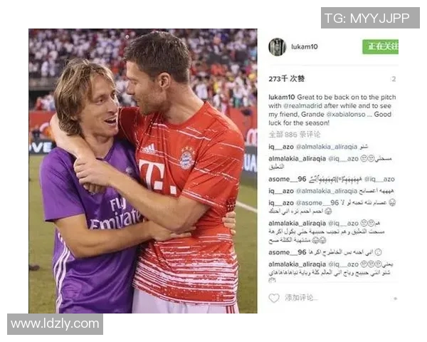 陈冠希与足球明星的亲密合影揭示了他们背后的友谊与激情 陈冠希与足球明星的亲密合影揭示了他们背后的友谊与激情